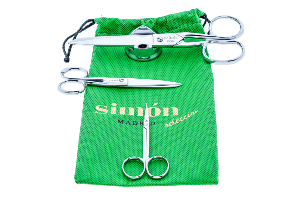 Simón sewing scissors and cutting cloths